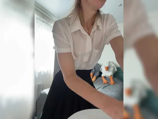 Issa_Lorens – webcam model profile photo Image 2