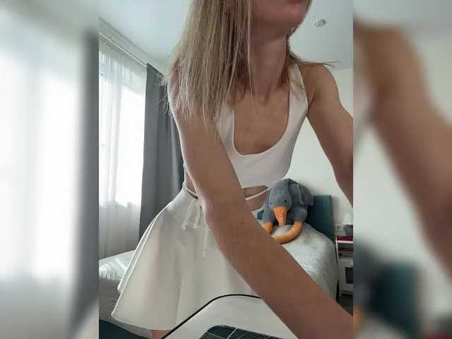 Issa_Lorens – webcam model profile photo Image 5