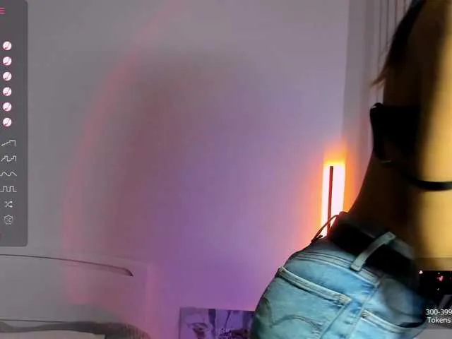 RoxanneMils – webcam model profile photo Image 9