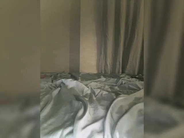 RoxanneMils – webcam model profile photo Image 6