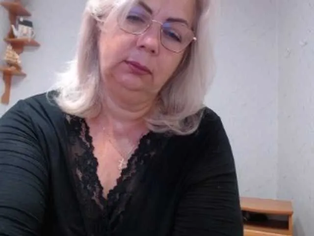 RoxanneMils – webcam model profile photo Image 15