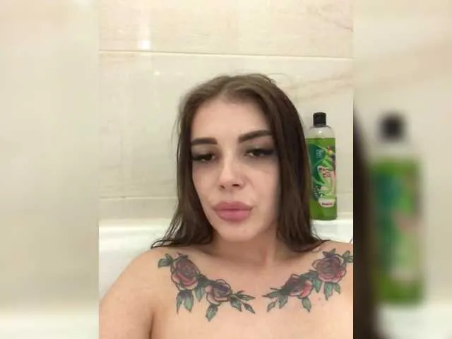 RoxanneMils – webcam model profile photo Image 7