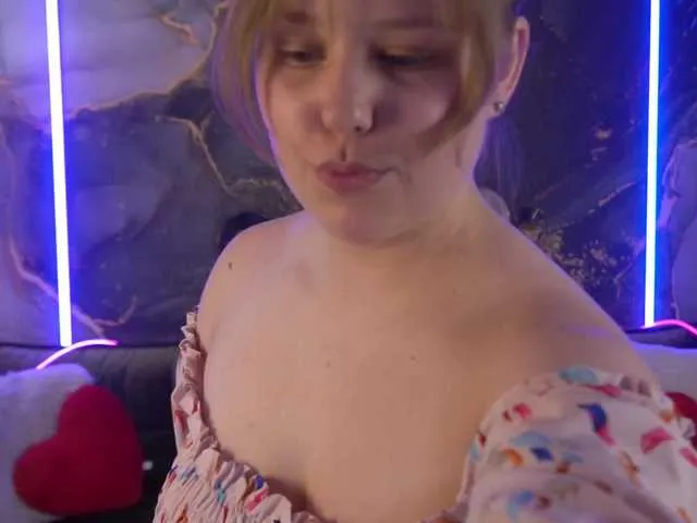 MiraDelynn – webcam model profile photo Image 2