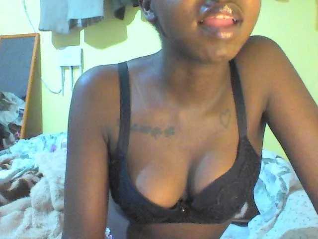 MiraLocks – webcam model profile photo Image 18