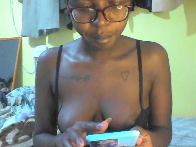 MiraLocks – webcam model profile photo Image 19