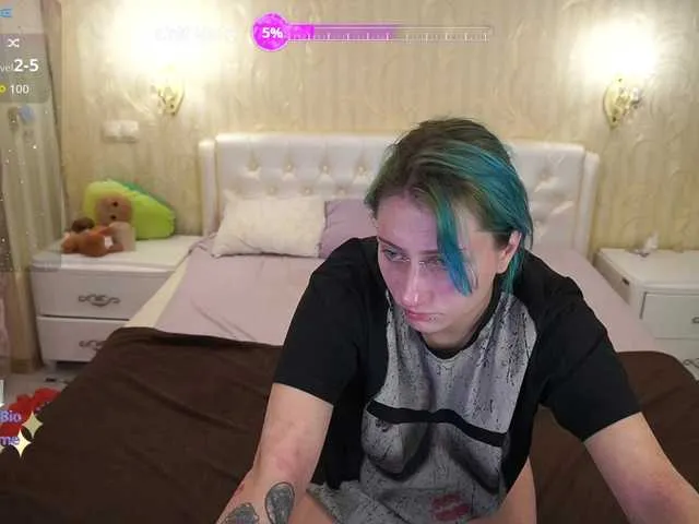 KcristalWhite – webcam model profile photo Image 13