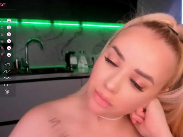 Live with NiaYork on FliCam Image 10