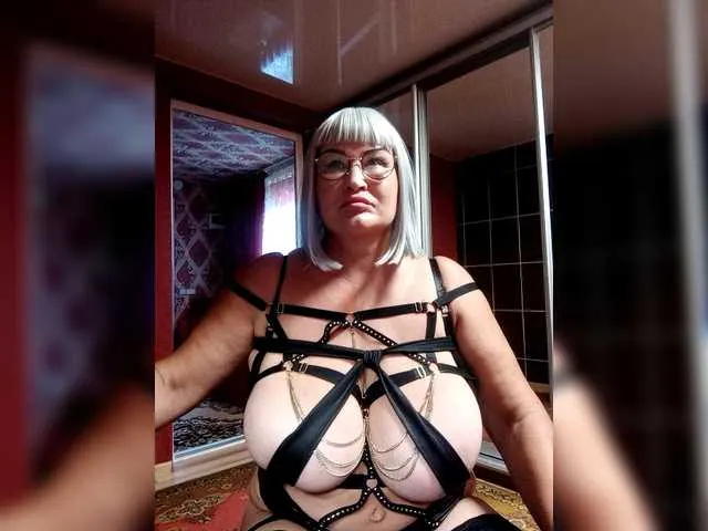RoxanneMils – webcam model profile photo Image 5
