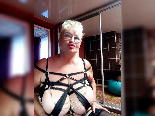 RoxanneMils – webcam model profile photo Image 7