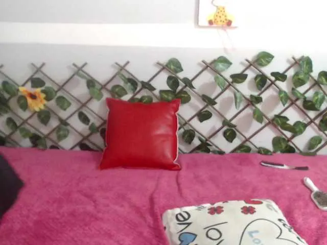 Ninakovaly – webcam model profile photo Image 3
