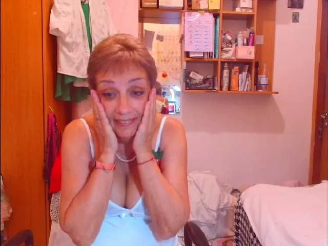 RoxanneMils – webcam model profile photo Image 10