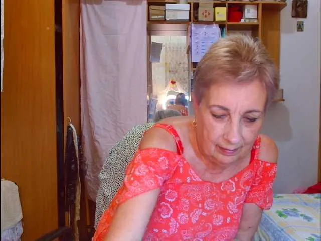 RoxanneMils – webcam model profile photo Image 2