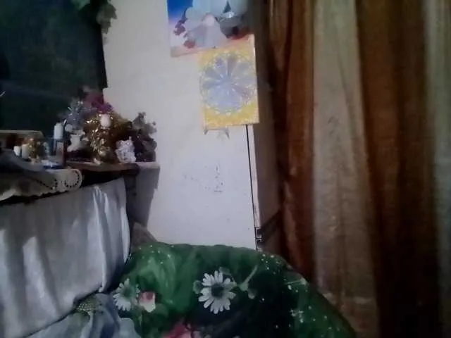 MiraLocks – webcam model profile photo Image 5