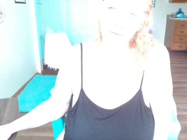 RoxanneMils – webcam model profile photo Image 5