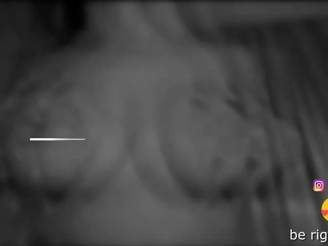 RoxanneMils – webcam model profile photo Image 16