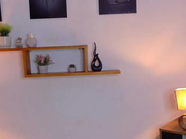 YaraDavis – webcam model profile photo Image 2