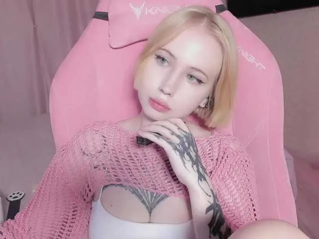 Curlyierr – webcam model profile photo Image 3