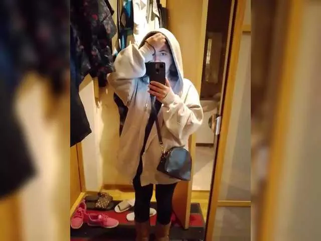 MiraDelynn – webcam model profile photo Image 15