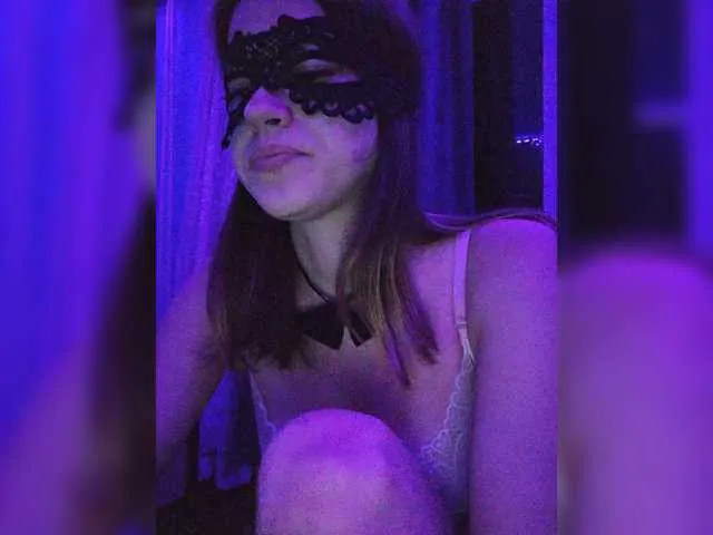 AlannaWeest – webcam model profile photo Image 6