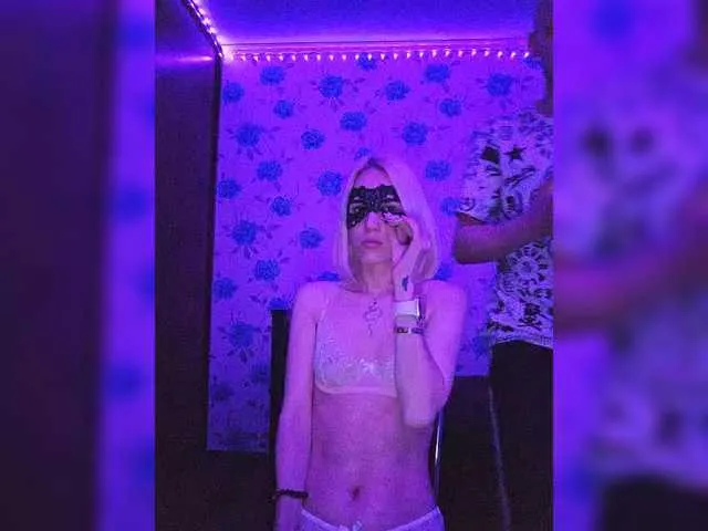 AlannaWeest – webcam model profile photo Image 8