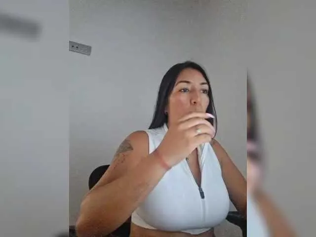JulieRoyal – webcam model profile photo Image 18