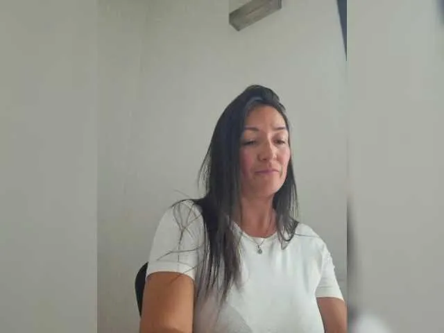 JulieRoyal – webcam model profile photo Image 2