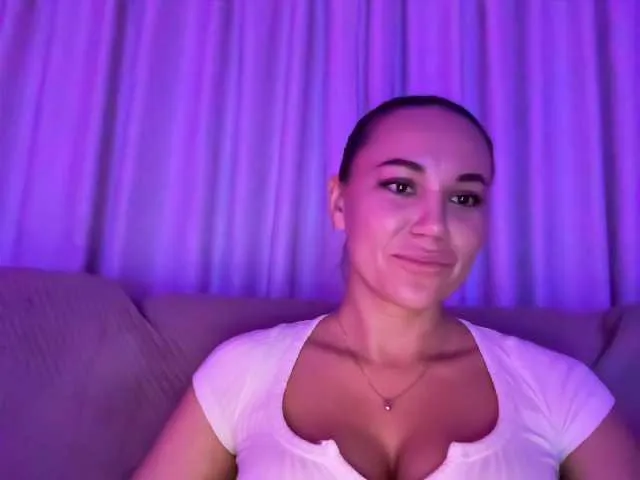 Live with QWEENII on FliCam