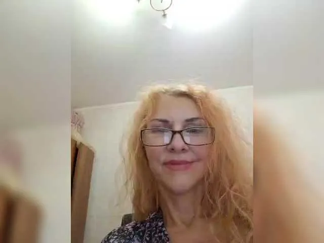 NaughtyLittleLouise – webcam model profile photo Image 3
