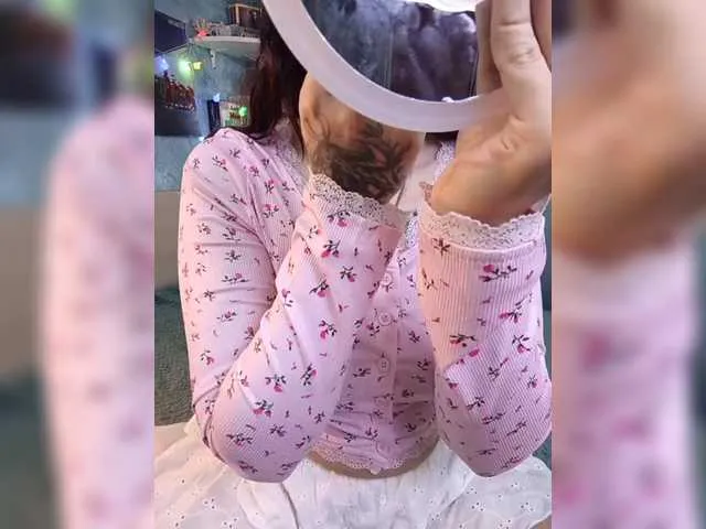 GlamNova – webcam model profile photo Image 17