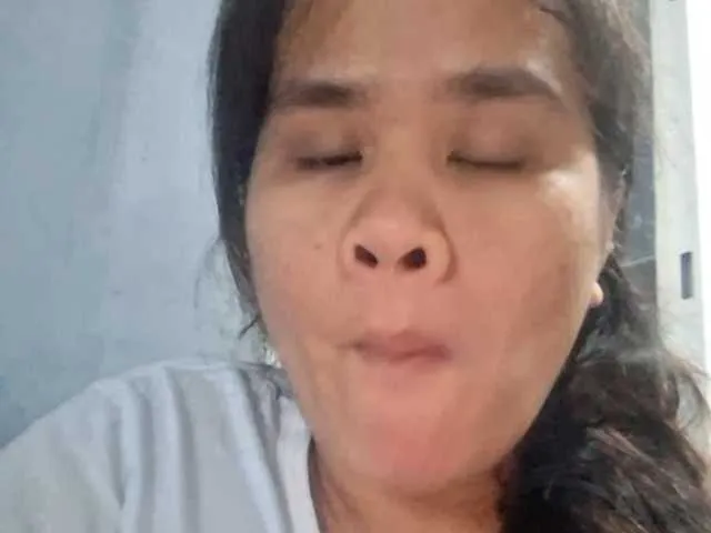 RoxanneMils – webcam model profile photo Image 4