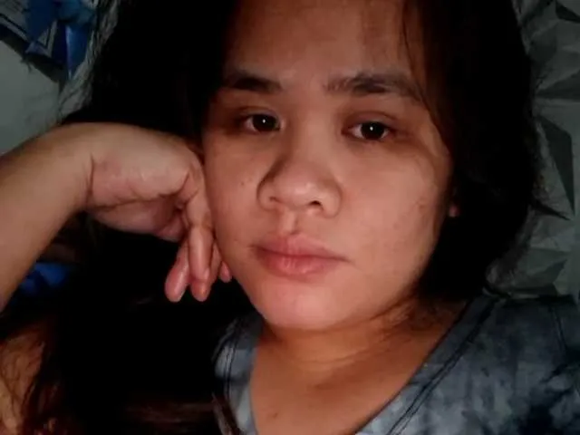 RoxanneMils – webcam model profile photo Image 8