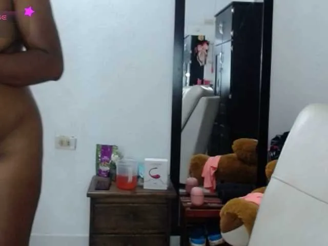EMYCLARK – webcam model profile photo Image 2