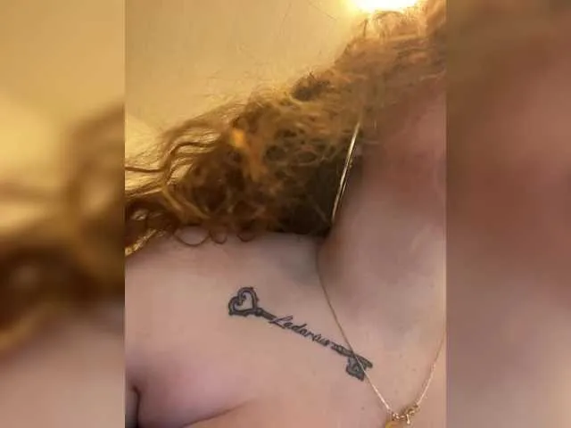 LennaVoss – webcam model profile photo Image 3