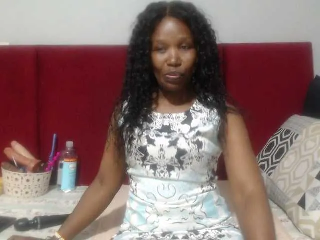 RoxanneMils – webcam model profile photo Image 15