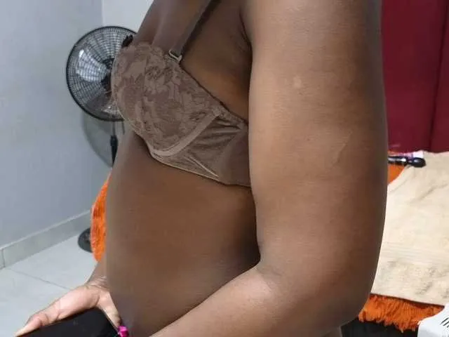 RoxanneMils – webcam model profile photo Image 9