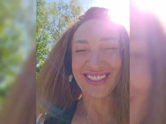 VivianeFox – webcam model profile photo Image 10