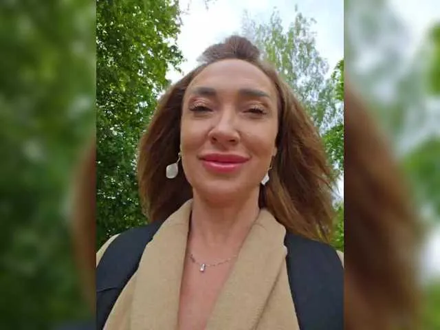 VivianeFox – webcam model profile photo Image 12