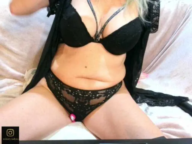 RoxanneMils – webcam model profile photo Image 5