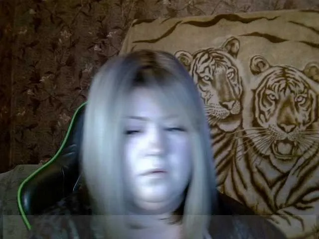 RoxanneMils – webcam model profile photo Image 4