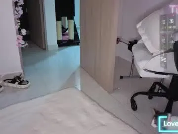 evee_s – webcam model profile photo Image 8