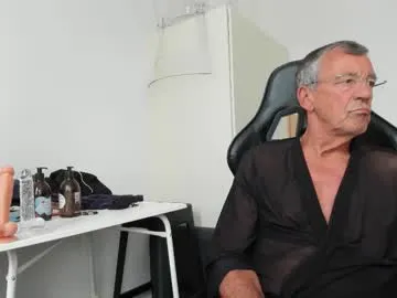 CurlyRina – webcam model profile photo Image 10