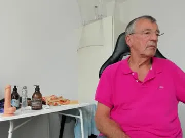 CurlyRina – webcam model profile photo Image 14