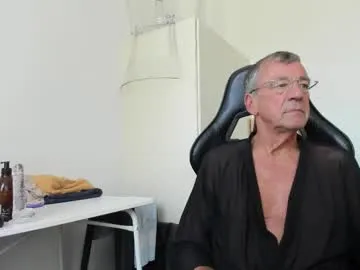 CurlyRina – webcam model profile photo Image 19