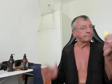 CurlyRina – webcam model profile photo Image 7