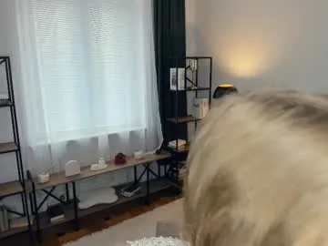 GlamNova – webcam model profile photo Image 12