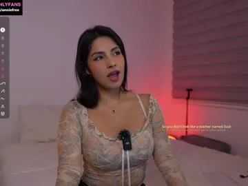 CarolineMonroy – webcam model profile photo Image 15
