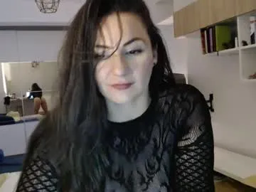 LouiseTswing – webcam model profile photo Image 3