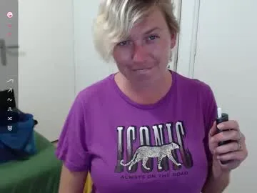 JenCampbell – webcam model profile photo Image 7