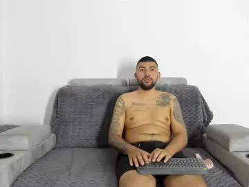 HugeTitties – webcam model profile photo Image 11