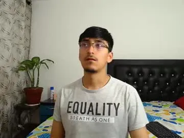 MiraLocks – webcam model profile photo Image 15